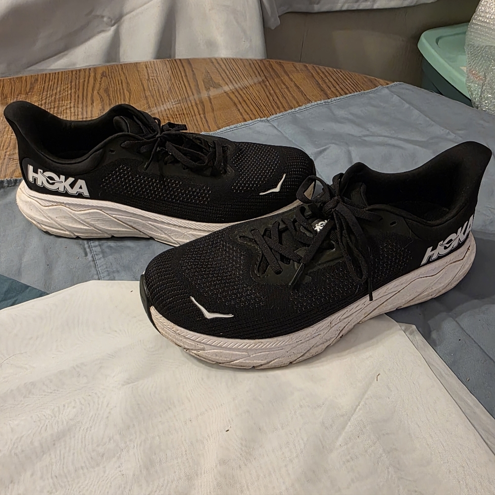 HOKA Arahi 7 Black Sneakers